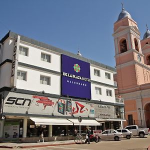 De La Plaza Hotel
